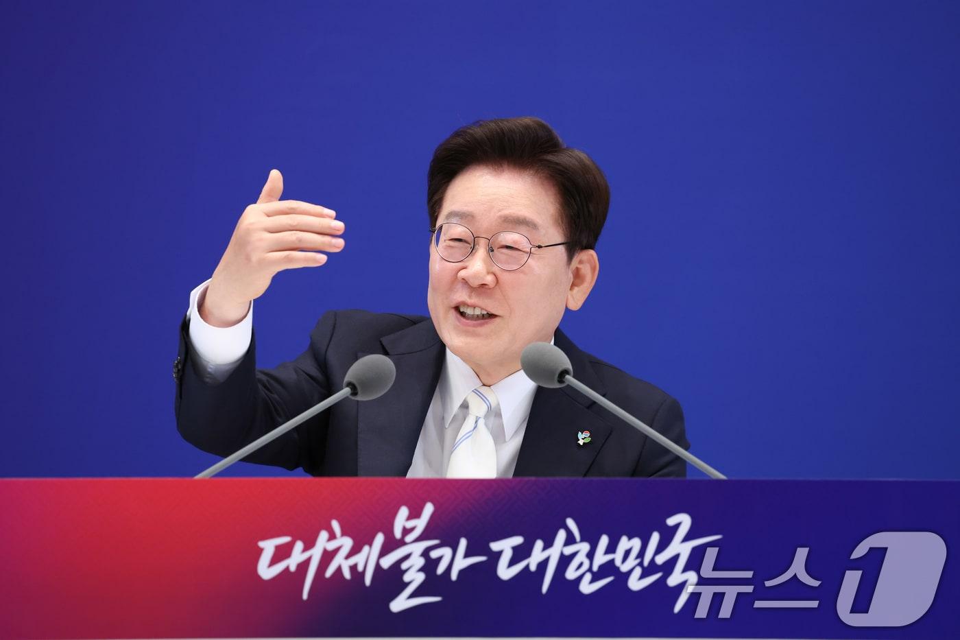 본문 이미지 - 이재명 대통령이 8일 청와대 영빈관에서 열린 취임 1주년 기자회견에서 취재진 질문에 답변하고 있다. 2026.6.8 ⓒ 뉴스1 허경 기자