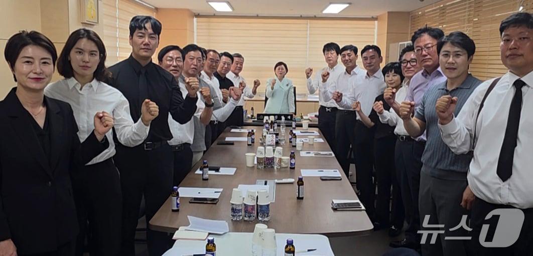 본문 이미지 -  김정재 국민의힘 경북 포항북당협의회장이 8일 민선 9기 출범을 앞두고 제9회 전국동시지방선거 당선인들과 상견례·워크샵을 가졌다.(국민의힘 포항북구당협 제공, 재판매 및 DB금지) 2026.6.8/뉴스1