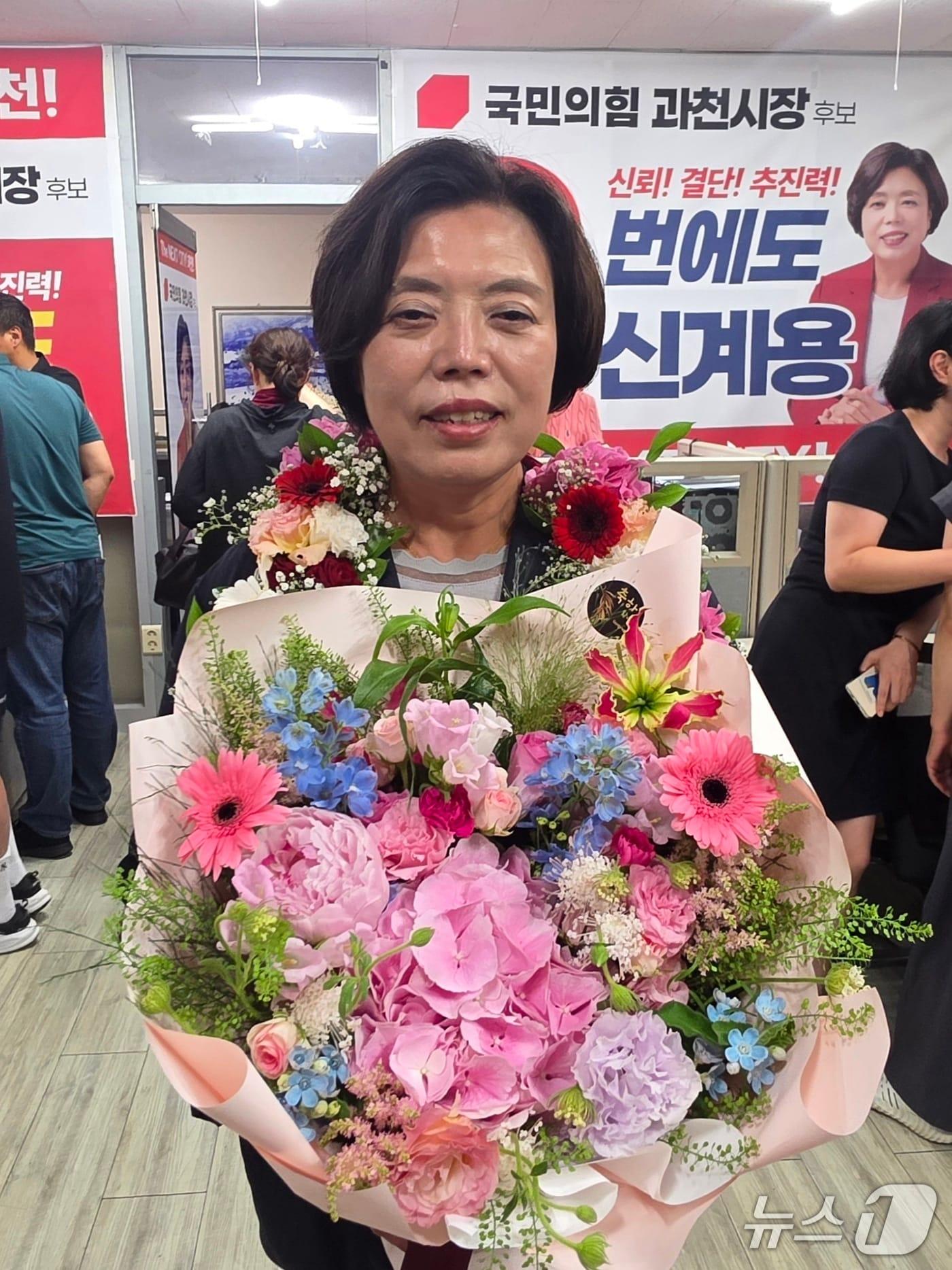 본문 이미지 - 신계용 과천시장 3선 당선 모습.(신계용 후보 캠프 측 제공)