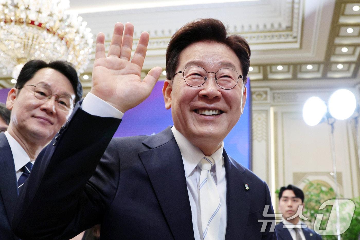 본문 이미지 - 이재명 대통령이 8일 청와대 영빈관에서 열린 취임 1주년 기자회견을 마친 뒤 취재진과 인사하고 있다. 2026.6.8 ⓒ 뉴스1 허경 기자