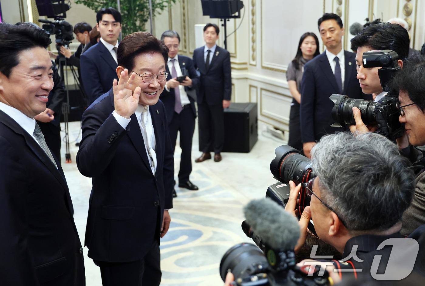 본문 이미지 - 이재명 대통령이 8일 청와대 영빈관에서 열린 취임 1주년 기자회견을 마친 뒤 취재진과 인사하고 있다. 2026.6.8 ⓒ 뉴스1 허경 기자