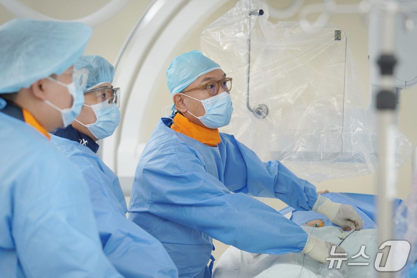 본문 이미지 - 김성만 심장내과 과장이 심장혈관 시술을 하고 있다.(동남권원자력의학원 제공. 재판매 및 DB금지)