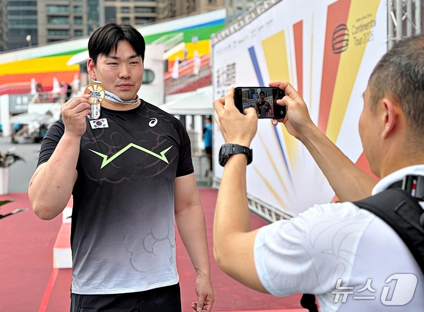 본문 이미지 - 괴산군청 김동혁 선수가 2026 대만오픈국제육상경기대회 원반던지기 우승을 차지한 뒤 기념촬영을 하고 있다.(괴산군 제공. 재판매 및 DB금지)/뉴스1