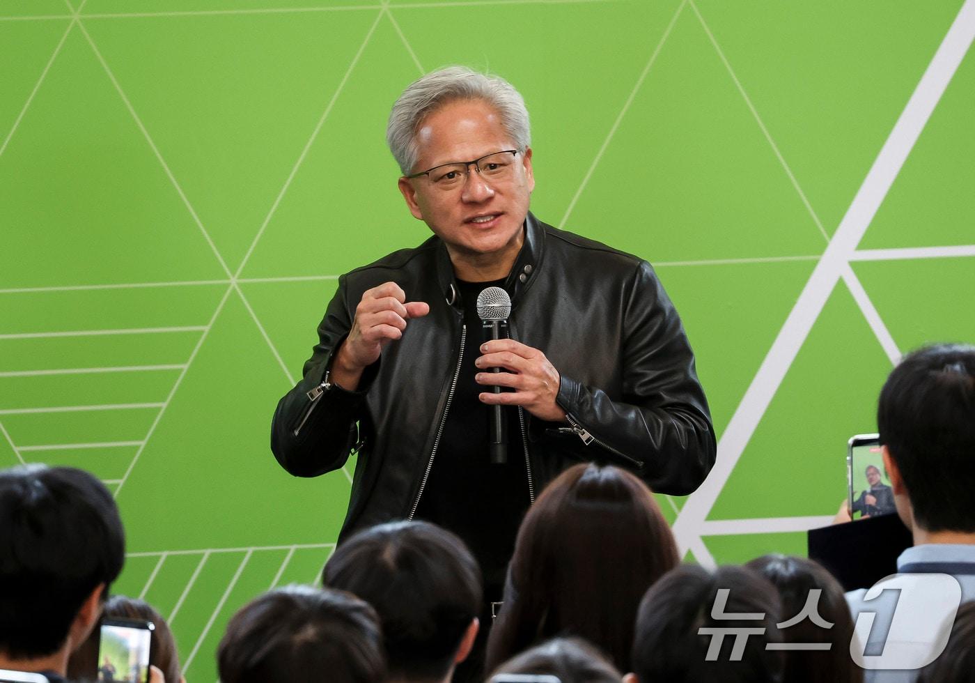 본문 이미지 - 젠슨 황 엔비디아 최고경영자(CEO)가 8일 서울대학교 해동첨단공학관에서 열린 '빌드어클로(Build-a-Claw)' 행사장을 찾아 학생들을 상대로 강연을 하고 있다. (공동취재) 2026.6.8 ⓒ 뉴스1 이광호 기자