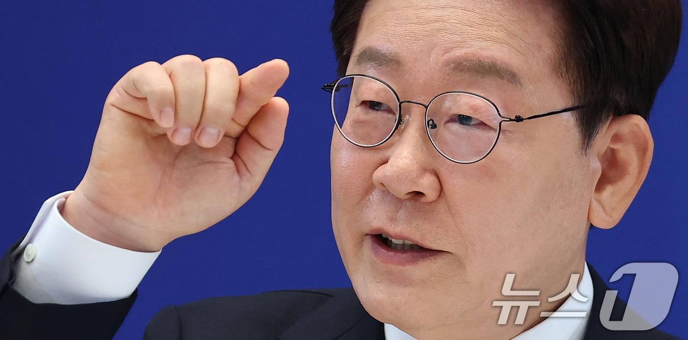 본문 이미지 - 이재명 대통령이 8일 청와대 영빈관에서 열린 취임 1주년 기자회견에서 발언하고 있다. 2026.6.8 ⓒ 뉴스1 허경 기자