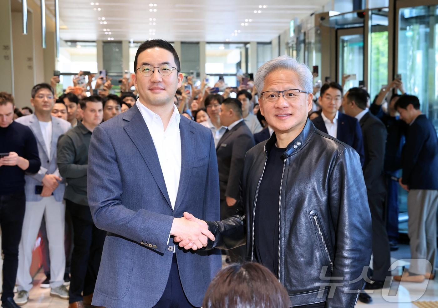 본문 이미지 - 젠슨 황 엔비디아 최고경영자(CEO)와 구광모 LG회장이 8일 서울 영등포구 LG그룹 사옥에서 악수를 나누고 있다. 2026.6.8 ⓒ 뉴스1 이호윤 기자