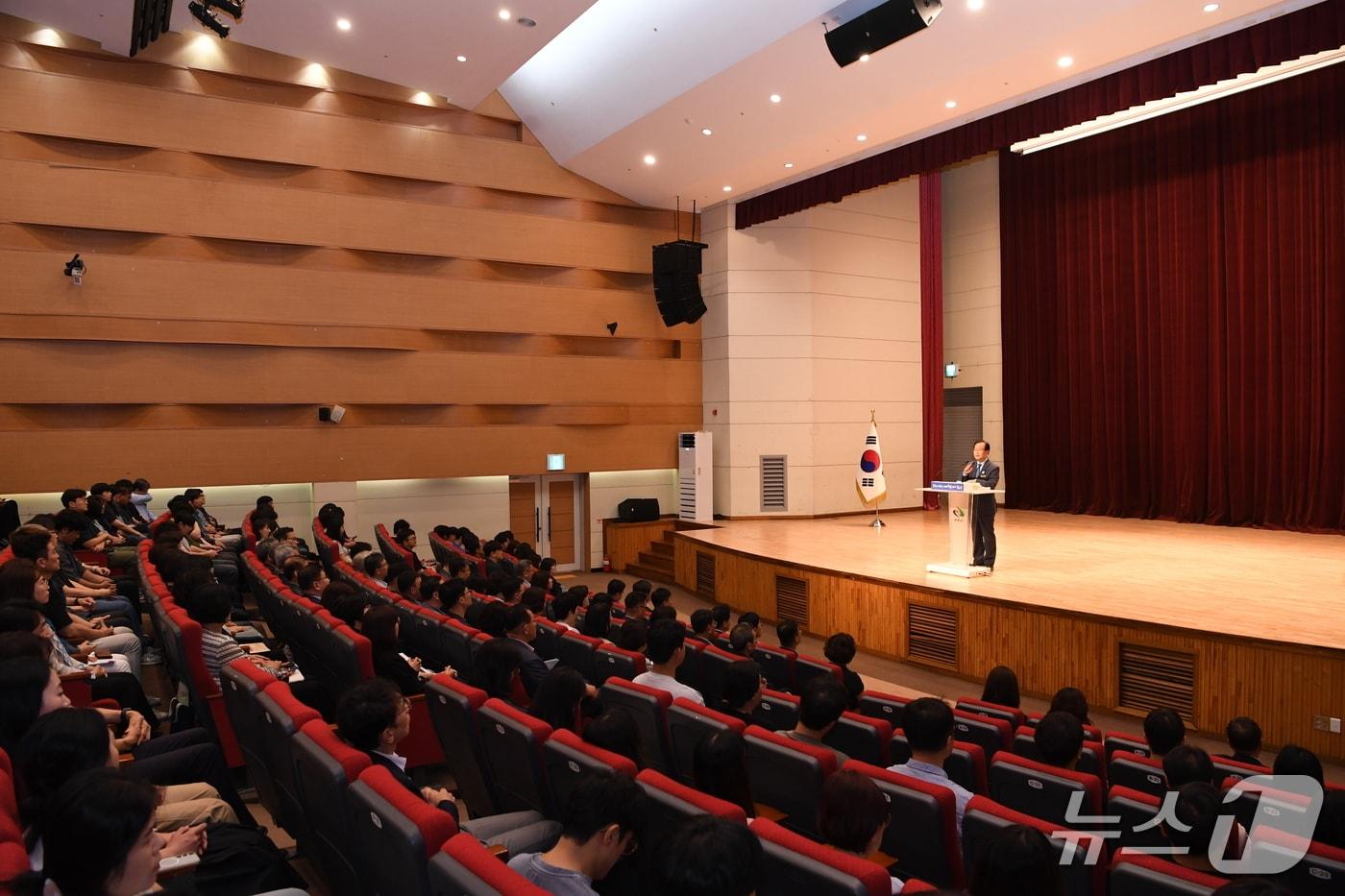 본문 이미지 - 유희태 완주군수가 8일 완주문화예술회관에서 열린 '6월 직원월례회'에서 민선 9기 청사진을 제시했다.(완주군 제공.재판매 및 DB금지)2026.6.8/뉴스1