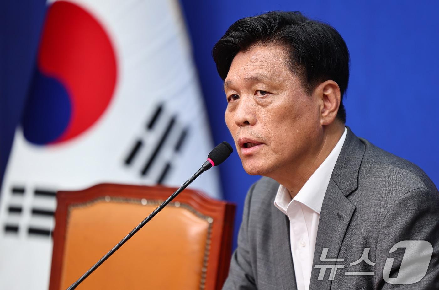 본문 이미지 - 조승래 더불어민주당 사무총장이 8일 서울 여의도 국회에서 열린 당무 현안 관련 기자간담회에서 발언하고 있다. ⓒ 뉴스1 김도우 기자