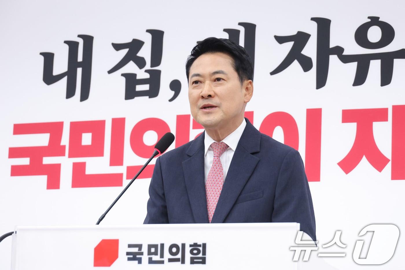 본문 이미지 - 장동혁 국민의힘 대표가 8일 서울 여의도 국회에서 이재명 대통령 취임 1주년 기자회견에 대한 입장을 밝히고 있다. 2026.6.8 ⓒ 뉴스1 신웅수 기자