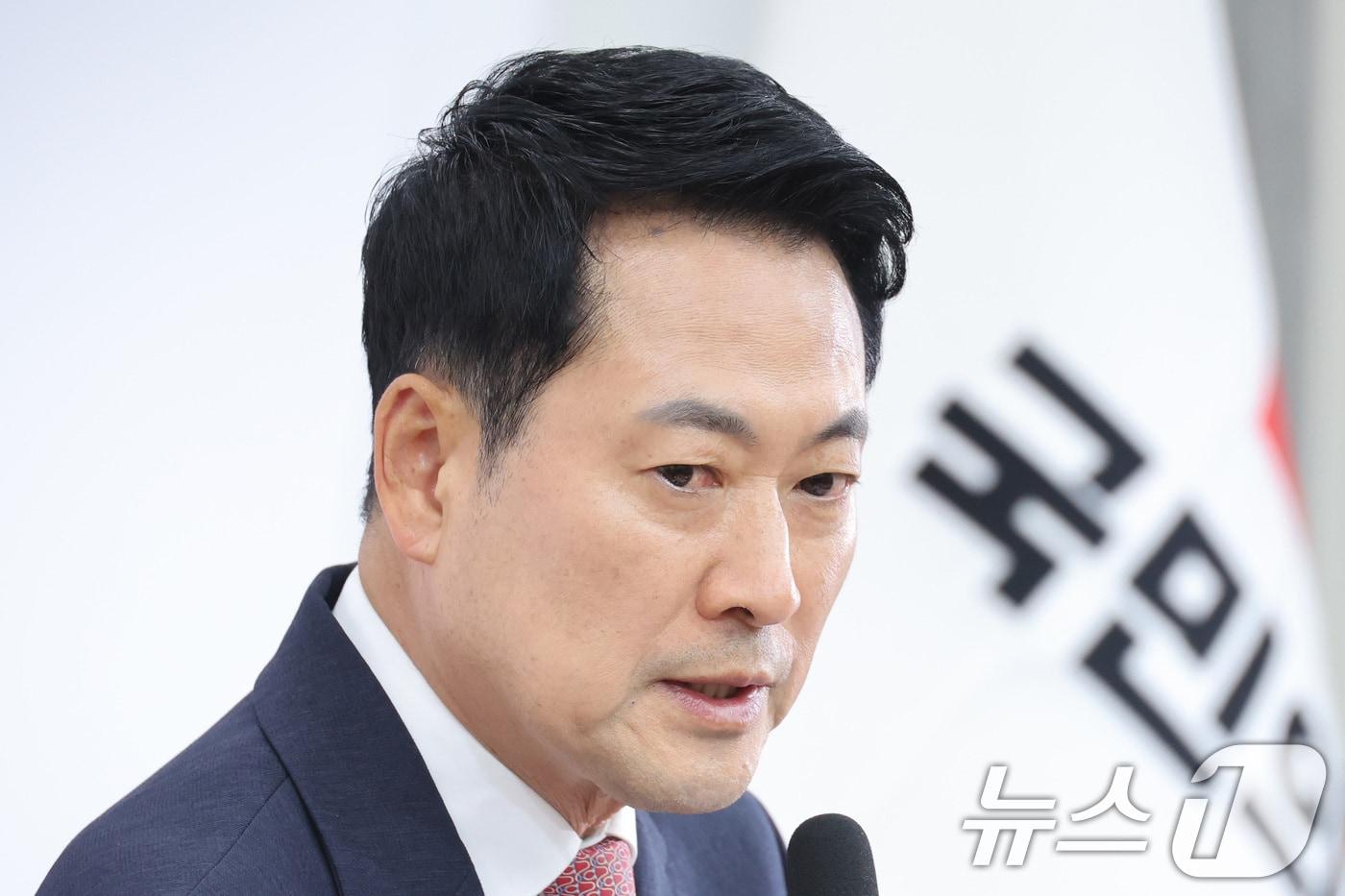 본문 이미지 - 장동혁 국민의힘 대표가 8일 서울 여의도 국회에서 이재명 대통령 취임 1주년 기자회견에 대한 입장을 밝히고 있다. 2026.6.8 ⓒ 뉴스1 신웅수 기자