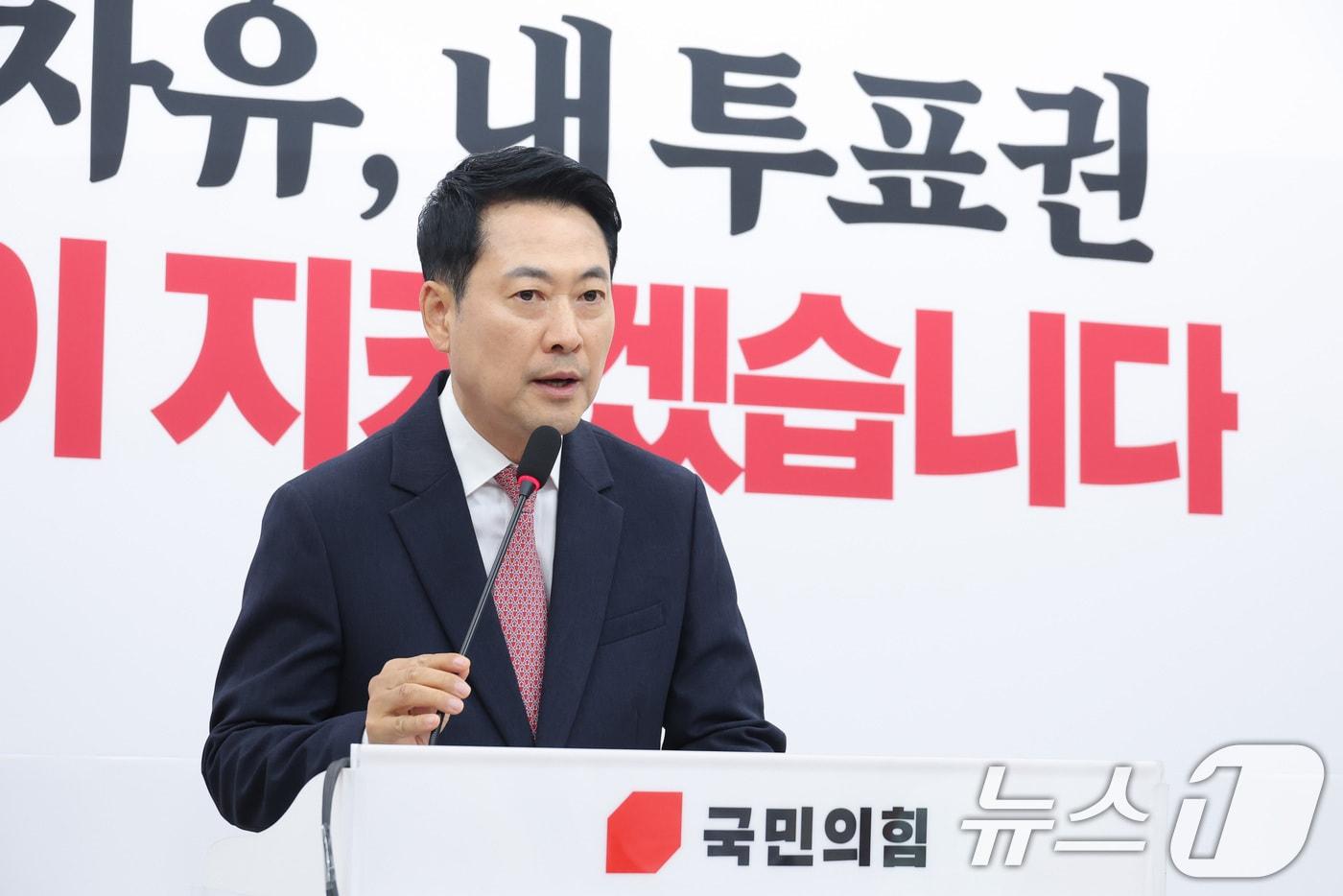 본문 이미지 - 장동혁 국민의힘 대표가 8일 서울 여의도 국회에서 이재명 대통령 취임 1주년 기자회견에 대한 입장을 밝히고 있다. 2026.6.8 ⓒ 뉴스1 신웅수 기자