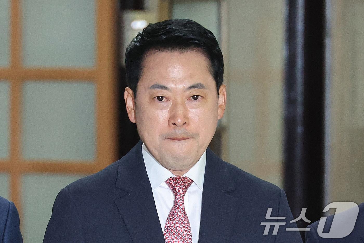 본문 이미지 - 장동혁 국민의힘 대표가 8일 서울 여의도 국회에서 이재명 대통령 취임 1주년 기자회견에 대한 기자회견을 하기 위해 입장하고 있다. 2026.6.8 ⓒ 뉴스1 신웅수 기자