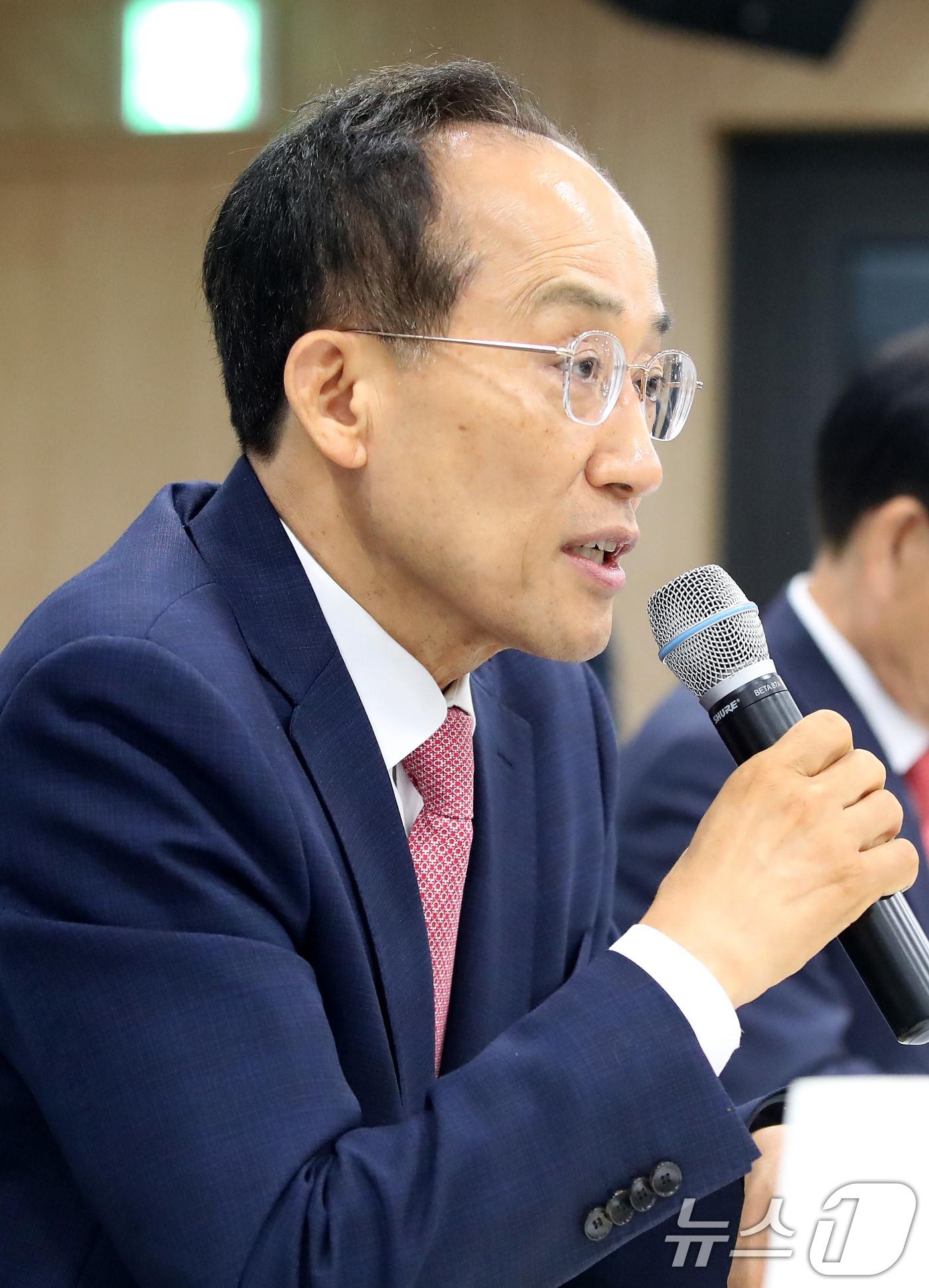 본문 이미지 - 추경호 대구시장 당선인이 지난 8일 오후 대구 동구 대구콘텐츠센터에서 열린 민선9기 대구시장직 인수위원회 기자간담회에서 취재진 질문에 답하고 있다. 2026.6.8 ⓒ 뉴스1 공정식 기자
