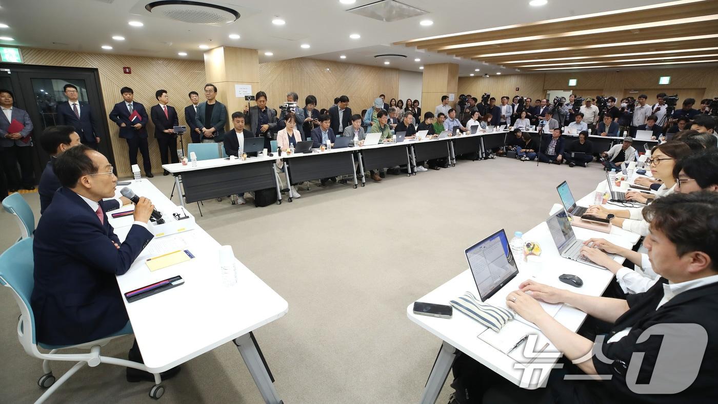 본문 이미지 - 추경호 대구시장 당선인이 8일 오후 대구 동구 대구콘텐츠센터에서 열린 민선9기 대구시장직 인수위원회 기자간담회에서 취재진 질문에 답하고 있다. 2026.6.8 ⓒ 뉴스1 공정식 기자