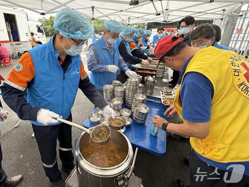 본문 이미지 - 8일 포스코 포항제철소와 우수 공급사 임직원들로 구성된 '포스코 PHP봉사단' 이 대한적십자사 포항동부봉사관 무료급식소에서 지역 취약계층에게 따뜻한 점심 나눔으로 사랑을 나눴다. (포스코 포항제철소제공, 재판매 및 DB금지) 2026.6.8/뉴스1 