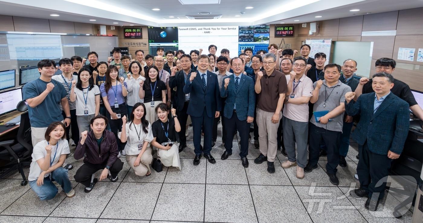 본문 이미지 - 8일 한국항공우주연구원 정지궤도위성관제실에서 이상철 항우연 원장과 천리안위성 1호 개발 및 운영에 참여한 관계자들이 기념 사진을 촬영하고 있다. 2026.06.08 ⓒ 뉴스1 (항우연 제공)