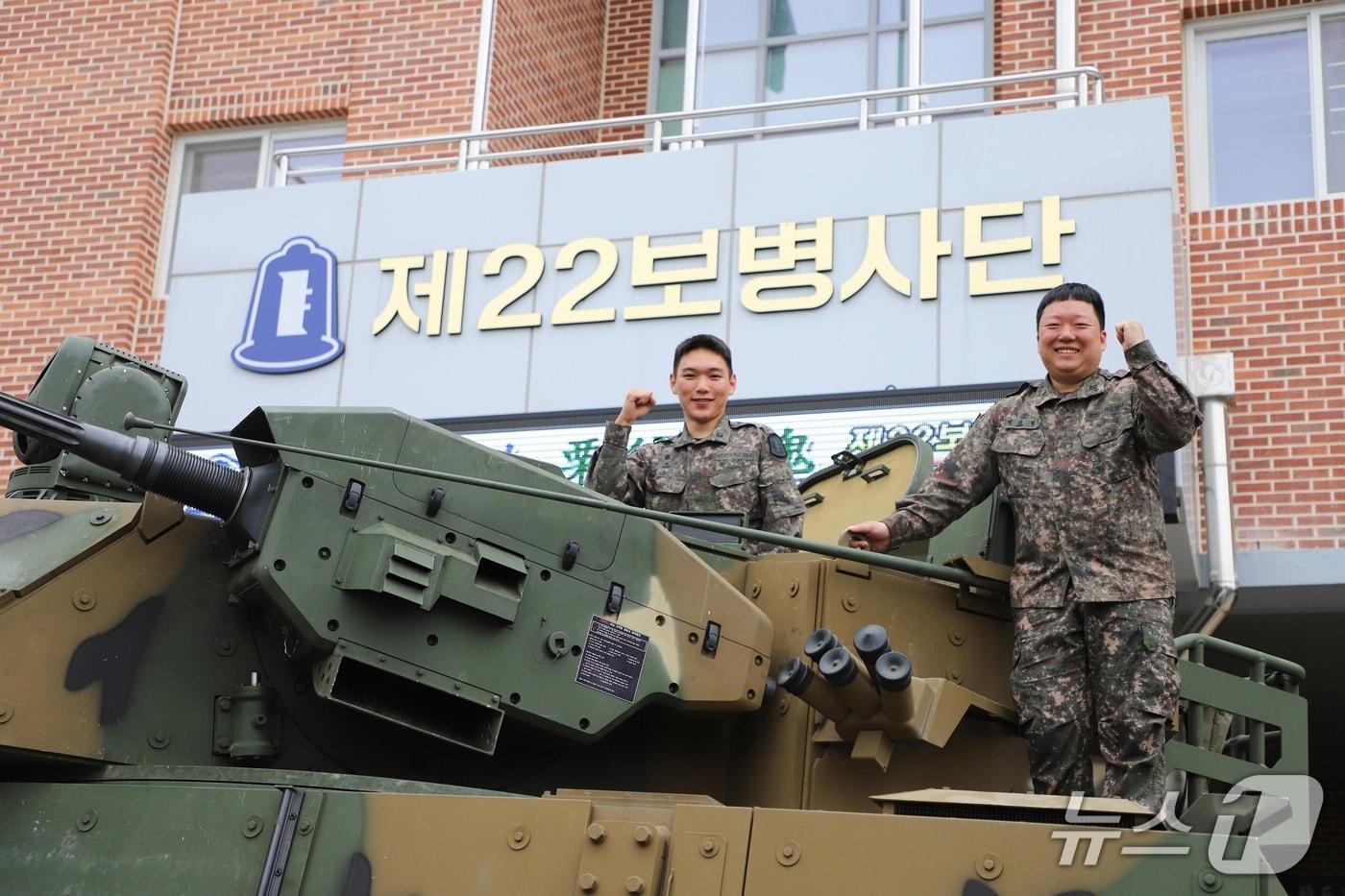 본문 이미지 - 육군 제22보병사단 방명진 중사와 김신형 상사가 차륜형 대공포 천호에서 파이팅을 외치고 있다.(육군 22사단 제공, 재판매 및 DB 금지) 2026.6.8/뉴스1