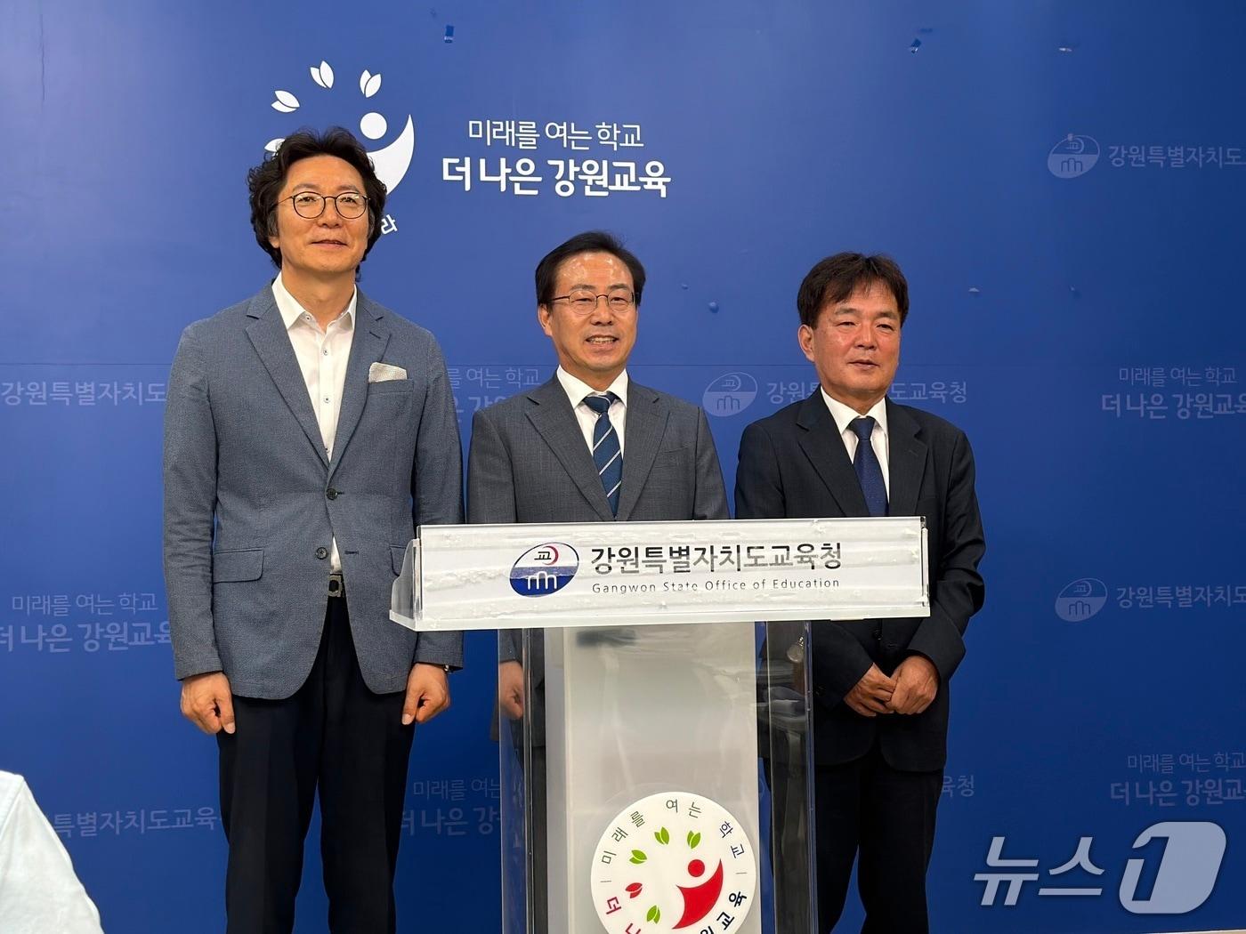 본문 이미지 - 강삼영 강원도교육감 당선인(사진 가운데)이 8일 도교육청 브리핑룸에서 기자회견을 열고 인수위원회 구성 및 운영계획을 발표한 뒤 구재승 인수위원장(사진 왼쪽), 전봉주 인수위 부위원장과 기념촬영을 하고 있다.2026.6.8 한귀섭 기자 