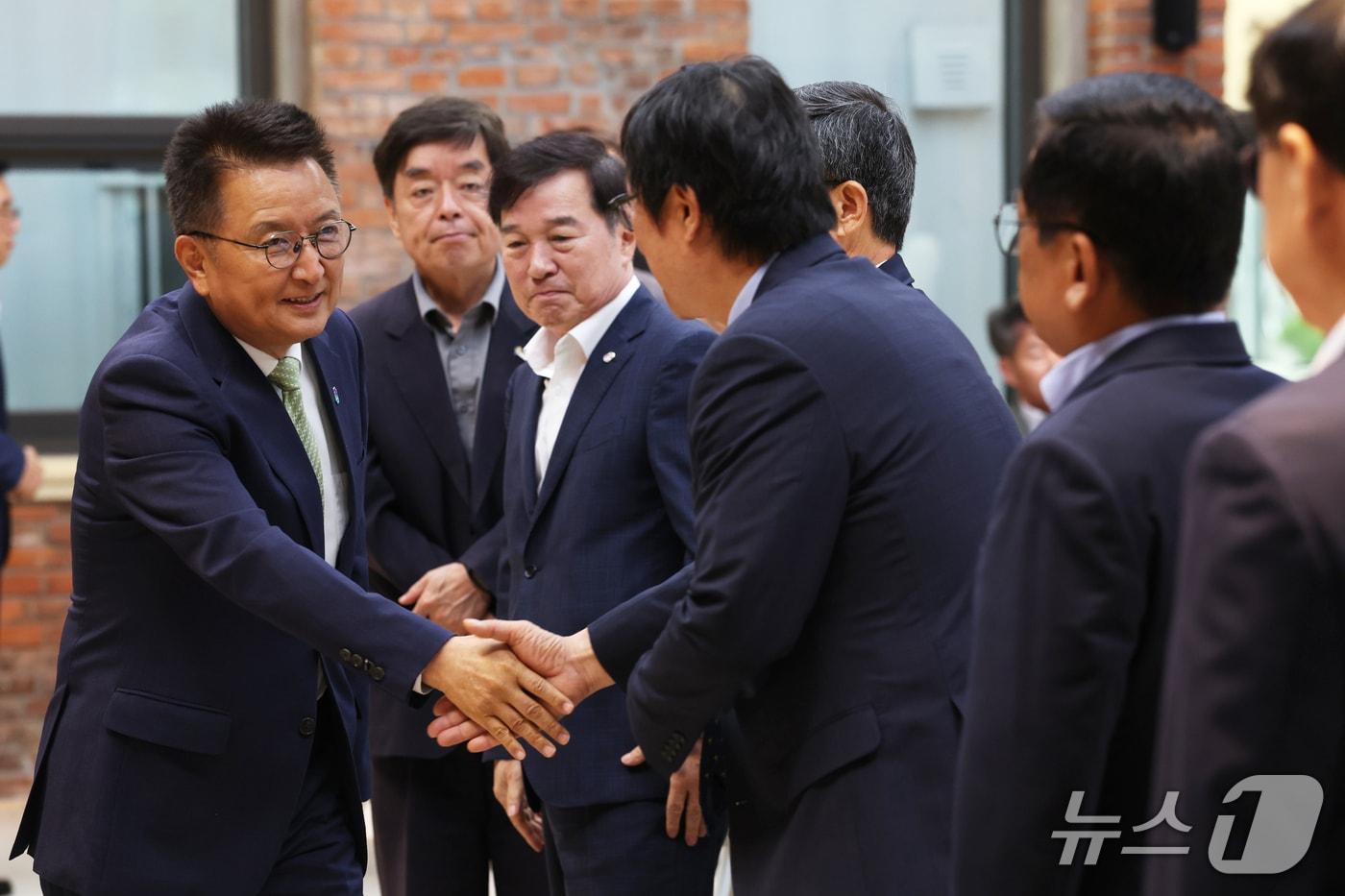 본문 이미지 - 김영환 충북지사가 8일 대회의실에서 열린 확대간부회의에서 직원들과 인사하고 있다.(충북도 제공. 재판매 및 DB금지)/뉴스1