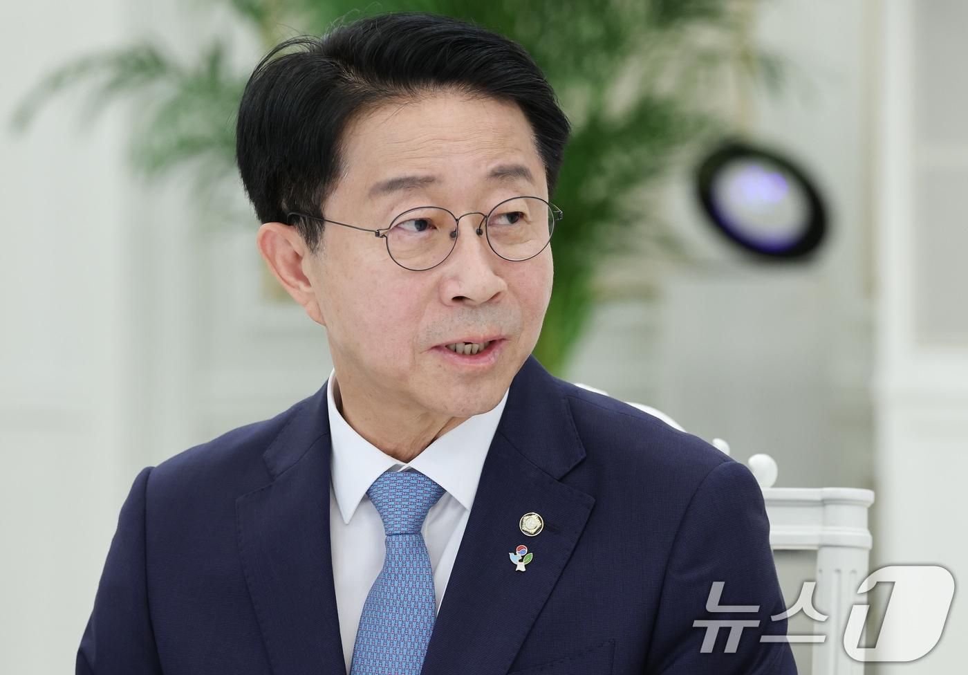 본문 이미지 - 조정식 국회의장이 8일 청와대에서 열린 4부 요인 회동에서 발언하고 있다. 2026.6.8 ⓒ 뉴스1 이재명 기자