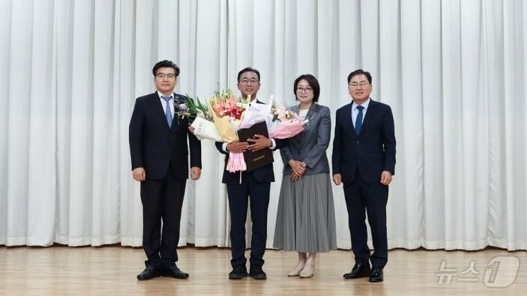본문 이미지 - 6·3 지방선거에서 여수시장에 당선된 서영학 당선인이 8일 당선증을 교부받고 기념사진을 촬영하고 있다. (당선인측 제공. 재판매 및 DB금지) ⓒ 뉴스1 김성준 기자