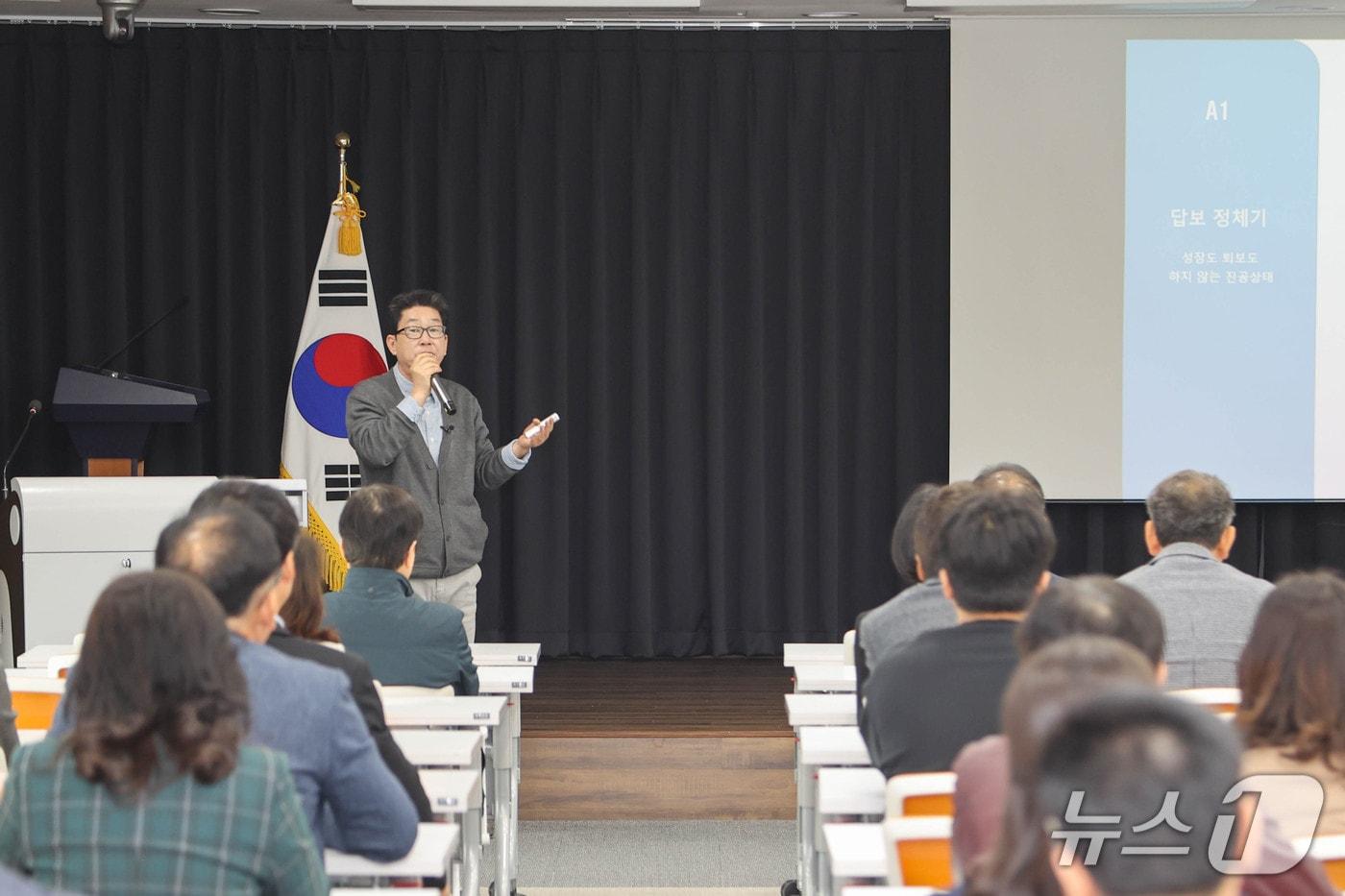 본문 이미지 - 4월 양바시 강사로 초청됐던 황영철 강원도 외식저널 대표.(양양군 제공, 재판매 및 DB 금지) 2026.6.8/뉴스1
