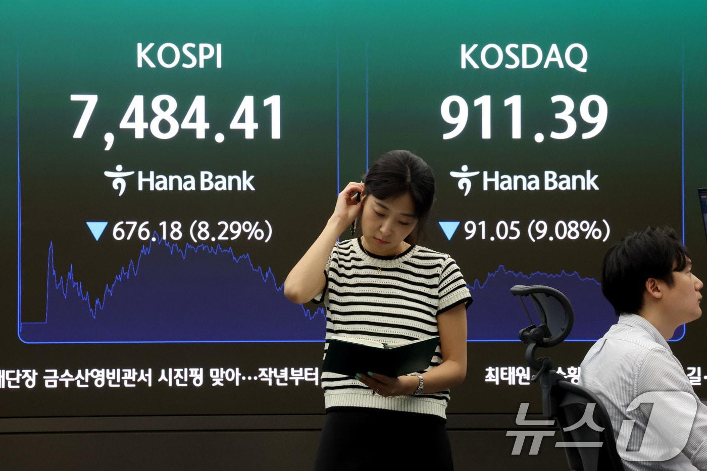 본문 이미지 - 코스피 지수가 8%넘게 폭락 마감한 8일 오후 서울 중구 하나은행 딜링룸 현황판에 전장대비 676.18포인트(8.29%) 하락한 7.484.41을 나타내고 있다. 이날 코스닥 지수는 전장대비 91.05포인트(9.08%) 하락한 911.39에 장을 마쳤다. 2026.6.8 ⓒ 뉴스1 이광호 기자