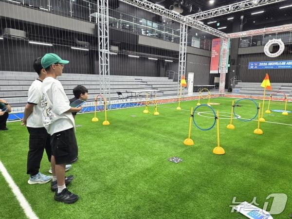 본문 이미지 - 8일 전주국제드론스포츠센터에서 'AI 로봇·드론 교육 프로그램' 교육이 실시됐다.(전주시 제공, 재판매 및 DB 금지)/뉴스1