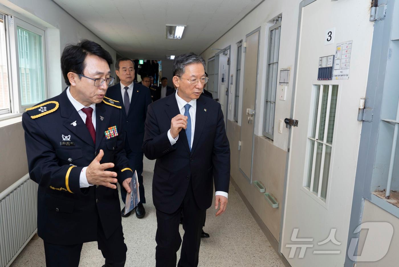 본문 이미지 - 8일 정성호 법무부 장관이 국내 최초 민영교도소인 경기 여주시 소재 소망교도소를 현장 점검하고 있다. 2026.6.8(법무부 제공) ⓒ 뉴스1 김종훈 기자