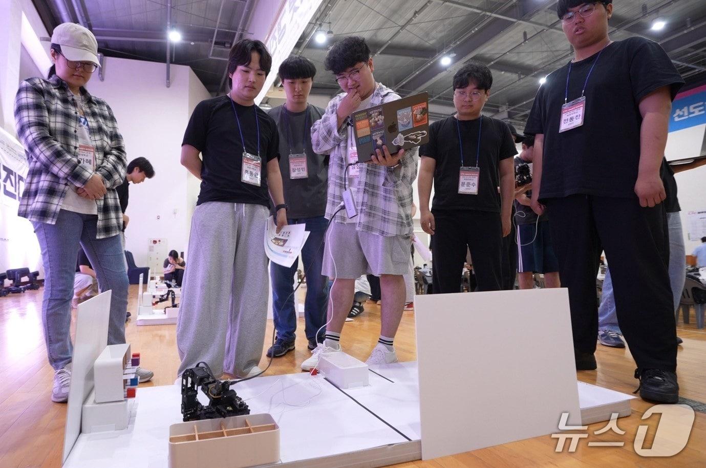 본문 이미지 - 한국폴리텍대학 영남융합기술캠퍼스에서 열린 ‘2026 ILRC 물류로봇 경진대회’에서 참가 학생들의 활동 모습.(목원대 제공.재판매 및 DB금지)/뉴스1