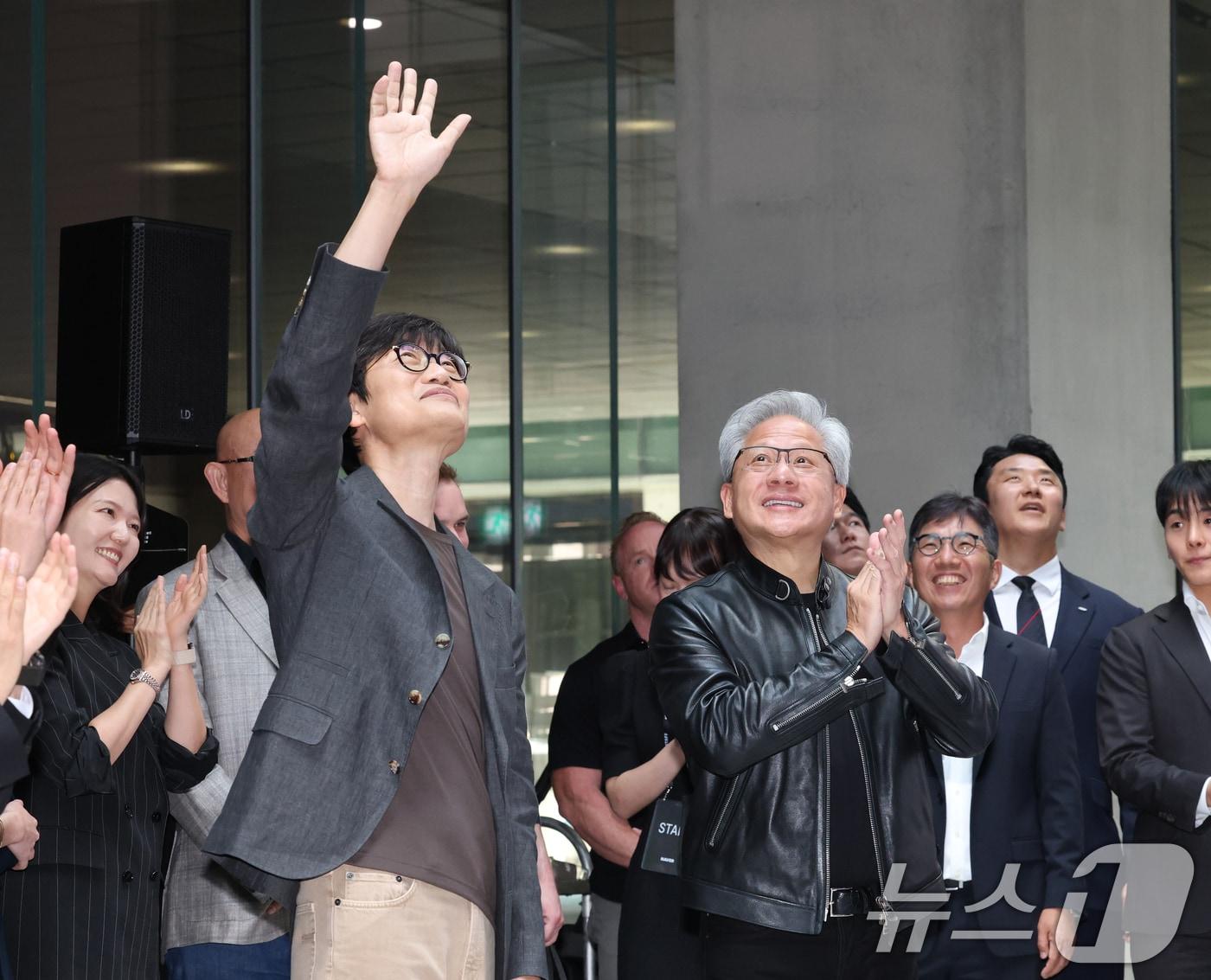 본문 이미지 - 젠슨 황 엔비디아 최고경영자(CEO)와 이해진 네이버 이사회 의장이 8일 경기 성남시 분당구 네이버 사옥 1784에서 열린 환영 행사에서 직원들에게 인사를 하고 있다. 2026.6.8 ⓒ 뉴스1 김영운 기자