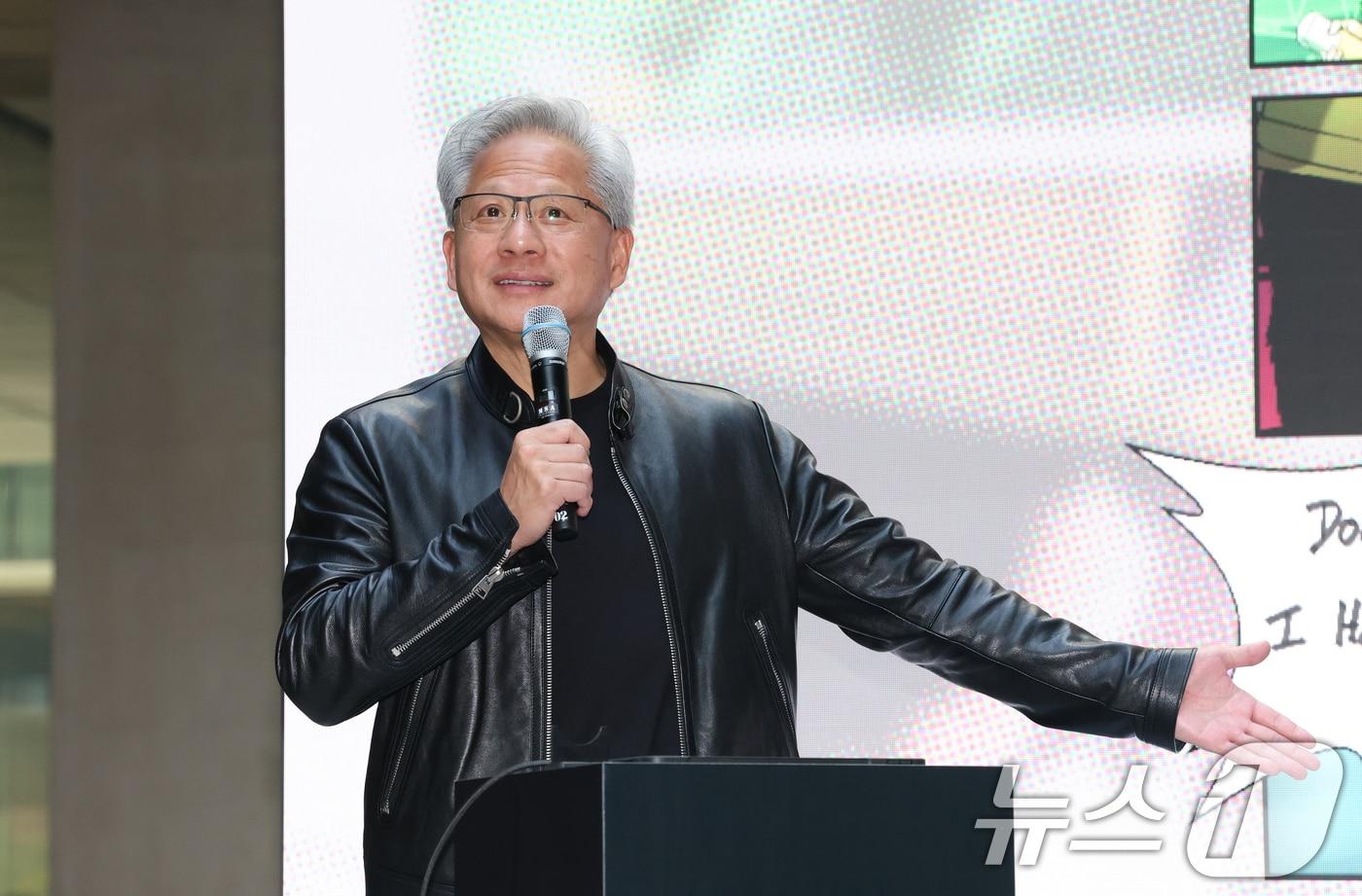본문 이미지 - 젠슨 황 엔비디아 최고경영자(CEO)가 8일 경기 성남시 분당구 네이버 사옥 1784에서 열린 환영 행사에서 인사말을 하고 있다. 2026.6.8 ⓒ 뉴스1 김영운 기자