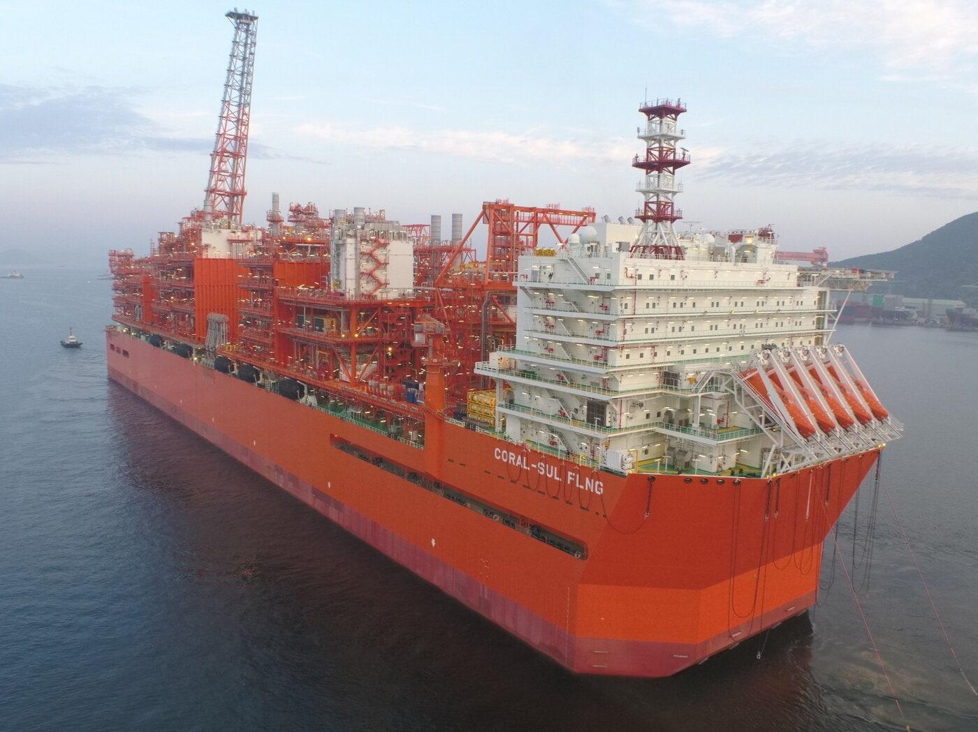 본문 이미지 - 삼성중공업이 건조한 부유식 액화천연가스 생산설비(FLNG)의 모습(자료사진. 삼성중공업 제공).