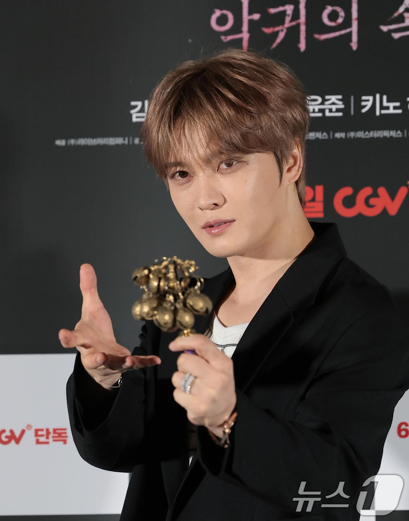 본문 이미지 - 배우 김재중이 8일 서울 용산구 CGV용산아이파크몰에서 열린 영화 '신사: 악귀의 속삭임'(감독 구마키리 가즈요시) 언론시사회 및 기자간담회에서 포즈를 취하고 있다. '신사: 악귀의 속삭임'은 일본 고베 폐신사에 답사를 갔던 대학생 3명이 사라지고 박수무당 명진(김재중 분)이 사건을 파헤치며 기이한 악귀와 맞서는 샤머니즘 오컬트 호러 영화다. ⓒ 뉴스1 권현진 기자