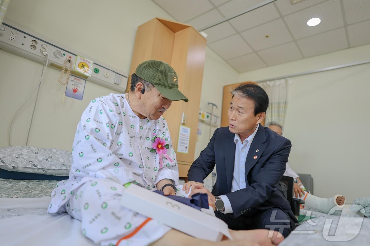본문 이미지 - 권오을 국가보훈부 장관이 지난 6월 서울 강동구 중앙보훈병원을 방문해 입원중인 국가유공자와 대화하고 있다.  2026.6.8 ⓒ 뉴스1(보훈부 제공. 재판매 및 DB 금지)