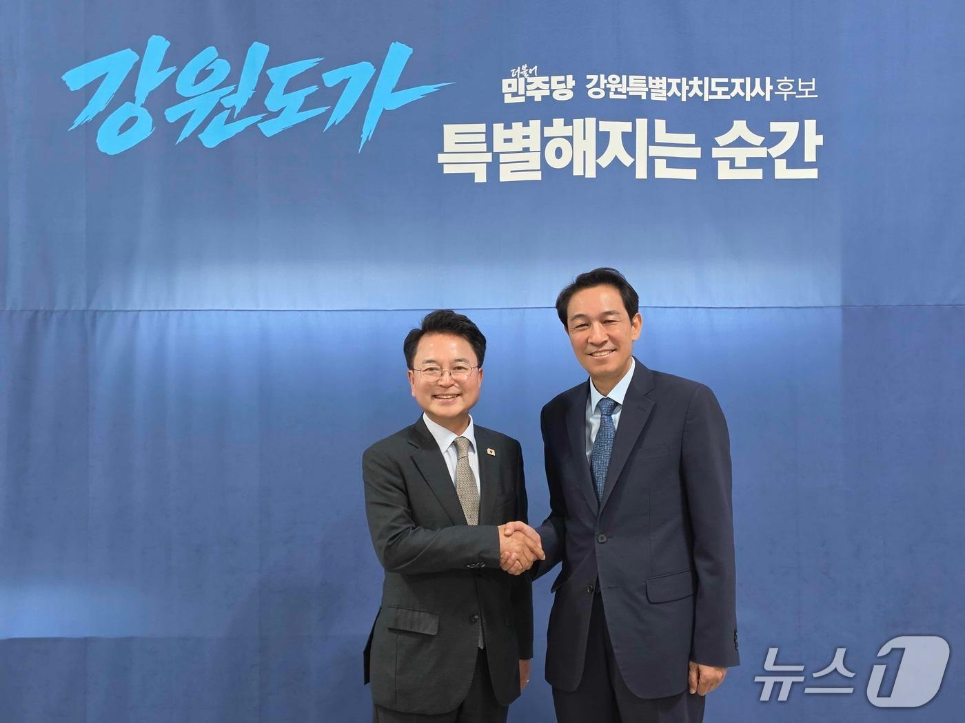 본문 이미지 - 육동한 춘천시장이 8일 우상호 강원도지사 당선인을 만나 새 강원도정 출범을 앞두고 춘천시와 강원도의 협력 방향을 논의한 뒤 기념촬영을 진행했다.(춘천시 제공, 재판매 및 DB금지)