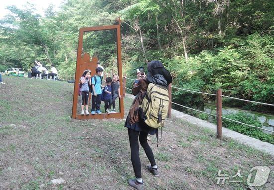 본문 이미지 - 한티 가는길 여행 참가자들이 사진을 찍는 모습.(칠곡군 제공. 재판매 및 DB금지)/뉴스1