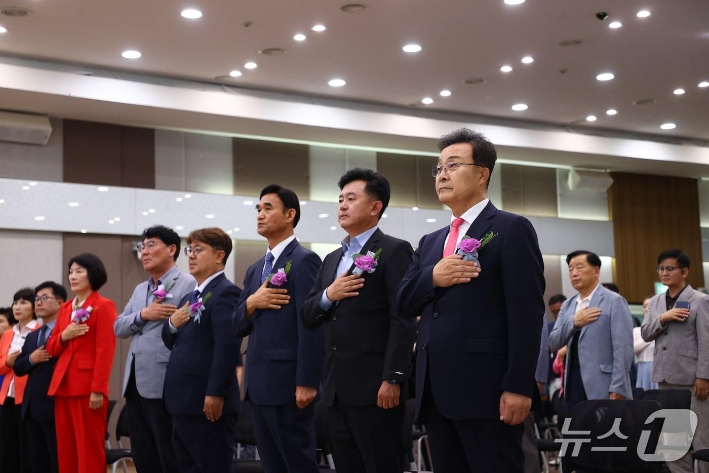 본문 이미지 - 김성제 경기 의왕시장 당선인이 8일 시청 대회의실에서 6·3 지방선거 당선증 교부식에 참석했다. (의왕시 제공. 재판매 및 DB 금지) 2026.6.8/뉴스1