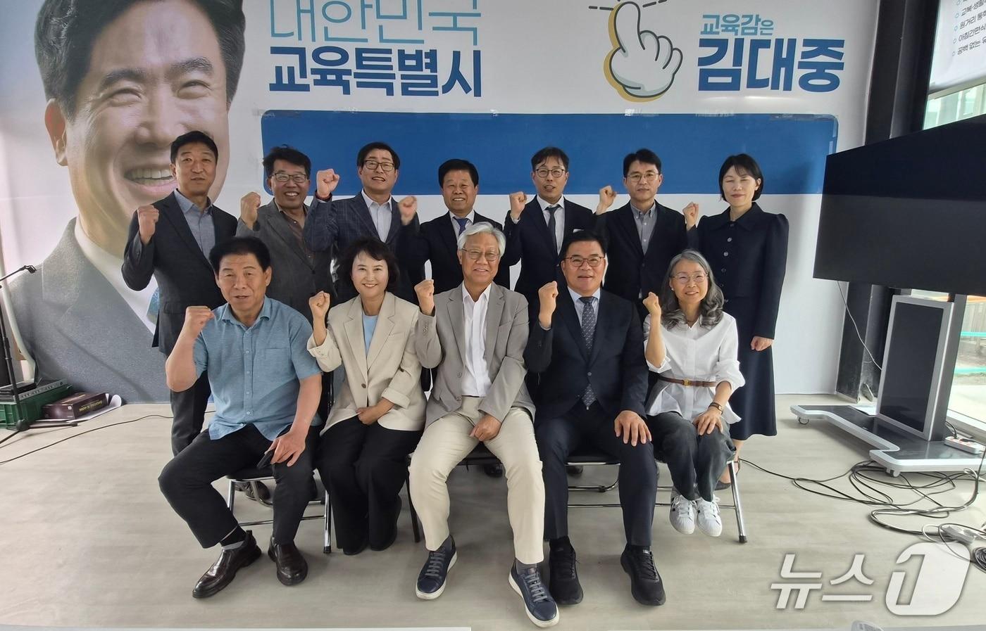 본문 이미지 - 김대중 당선인이 'K-교육특별시 준비위원회' 준비위원들과 상견례를 갖은 뒤 기념사진을 찍고 있다.(김대중 당선인 측 제공, 재판매 및 DB금지)/뉴스1 