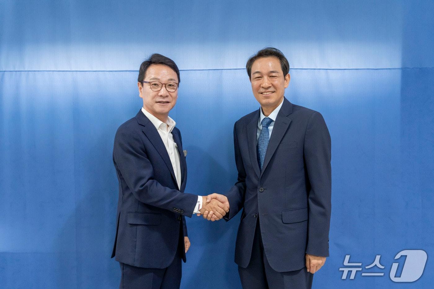 본문 이미지 - 우상호 강원지사 당선인(사진 오른쪽)과 민선 9기 인수위원장에 임명된 김헌영 전 강원대 총장.(우상호 측 제공. 재판매 및 DB금지)/뉴스1