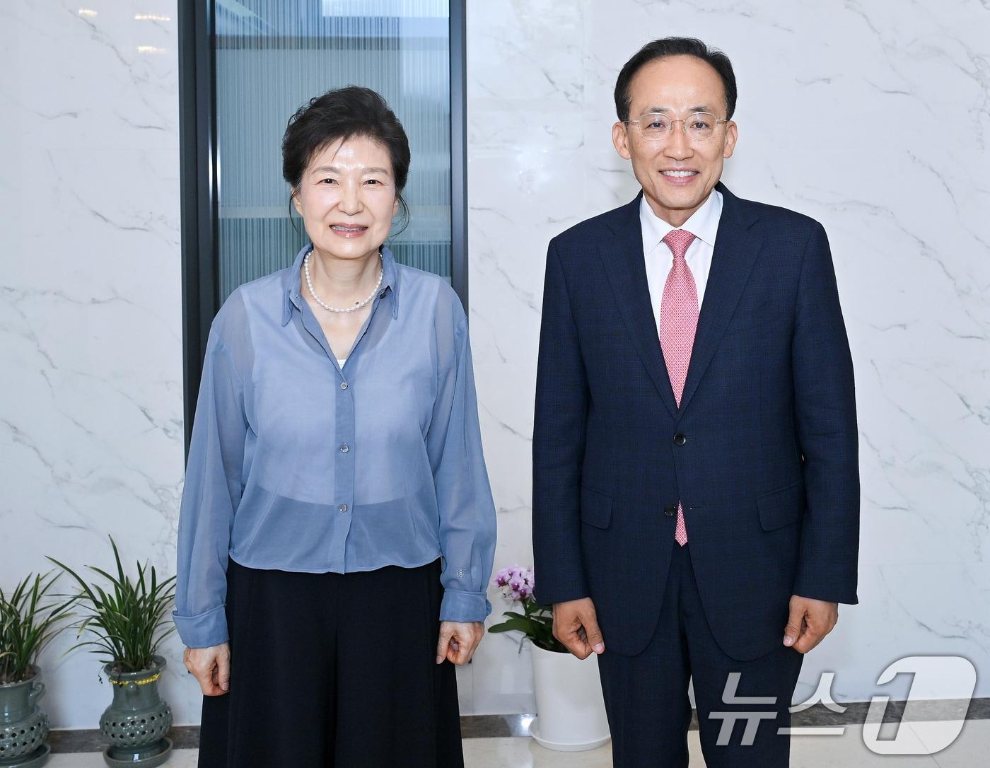 본문 이미지 - 추경호 대구시장 당선인이 8일 오후 대구 달성군 사저를 찾아 박근혜 전 대통령과 기념촬영을 하고 있다. (대구시장직 인수위원회 제공. 재판매 및 DB 금지) 2026.6.8 ⓒ 뉴스1 공정식 기자