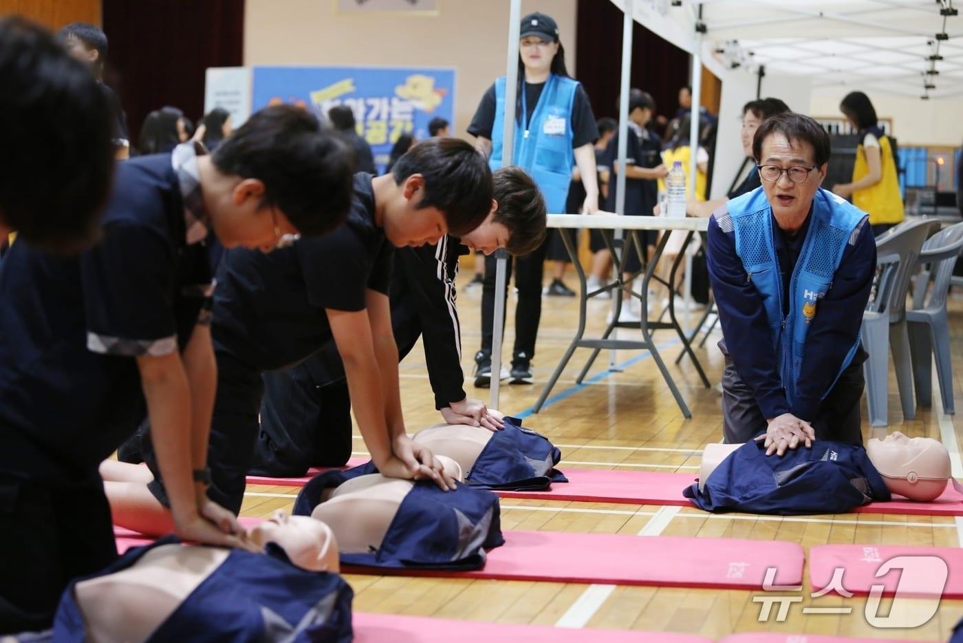본문 이미지 - 이날 히고 있다.학생들은 현대제철 안전문화교육팀 전문 강사의 지도 아래 심폐소생술(CPR)과 자동심장충격기(AED) 사용법을 익히고 있다.(현대제철 제공. 재판매 및 DB금지)2026.6.8/뉴스1