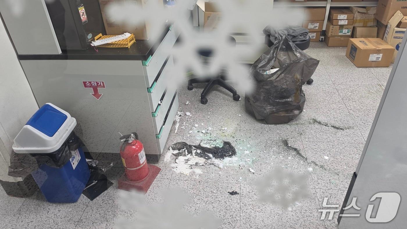 본문 이미지 - 부산 영도구 한 대학교 미생물 실험실에서 수소화나트륨이 폭발하는 사고가 발생했다. 사진은 사고현장 모습 (소방 제공. 재판매 및 DB금지)