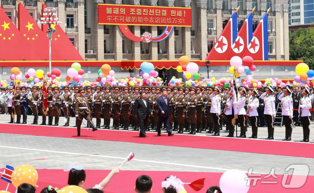 본문 이미지 - 시진핑 중국 국가주석과 김정은 북한 노동당 총비서가 8일 오후 평양 김일성 광장에서 개최된 환영행사에 참석했다. (신화통신 갈무리)