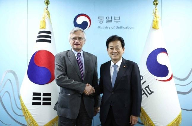 본문 이미지 - 정동영 통일부 장관 피터 셈네비 한반도 특사 접견 (통일부 제공)