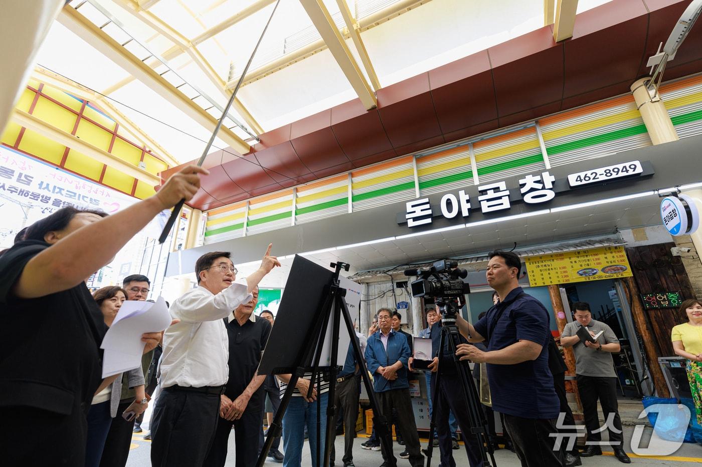 본문 이미지 - 8일 오후 의왕시 도깨비시장에서 김동연 경기도지사, 경기도의원, 박용술 의왕도깨비시장 상인회장 및 관계자들이 아케이드 구조물 확인을 하고 있다.(경기도 제공. 재판매 및 DB금지)