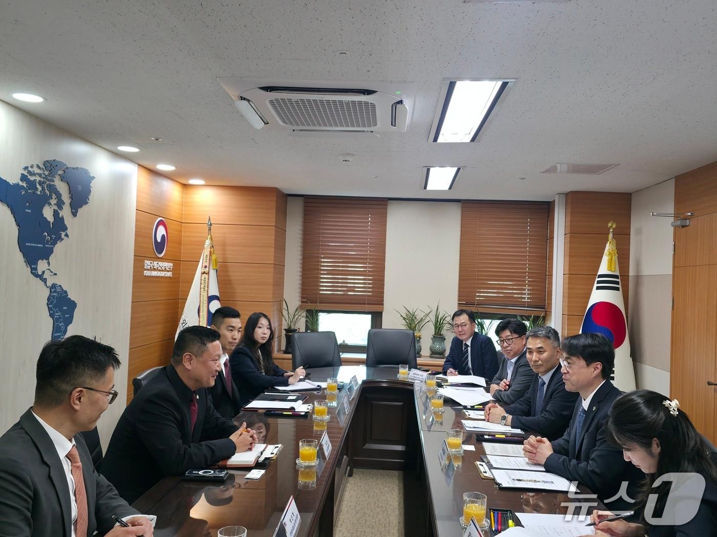 본문 이미지 - 8일 차용호 법무부 출입국·외국인정책본부장과 성현 하 미국 CBP 국제협력국장이 한·미 자동 출입국 상호이용 시스템 개편 등에 대해 논의하고 있다. (법무부 제공)