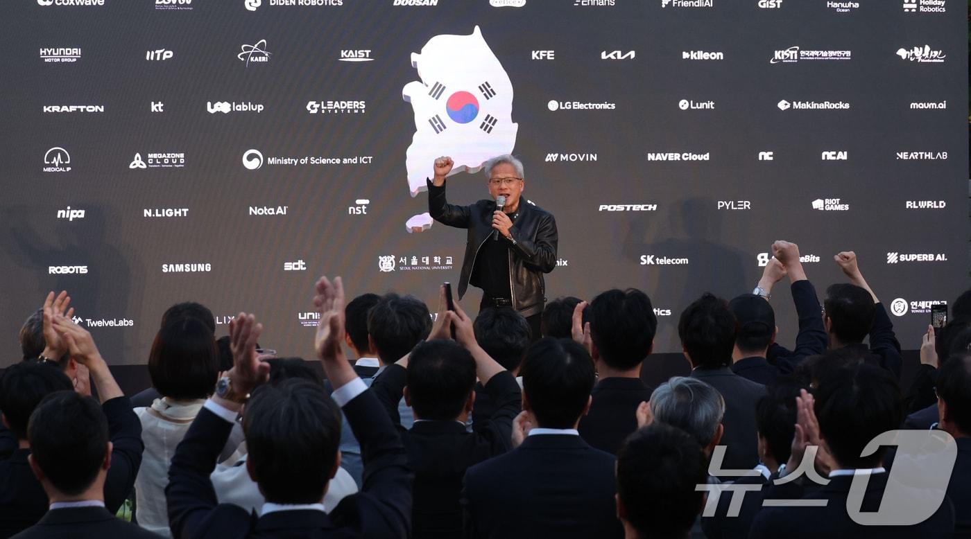 본문 이미지 - 젠슨 황 엔비디아 최고경영자(CEO)가 8일 서울 중구 신라호텔에서 열린 '엔비디아 코리아 AI 에코시스템 리셉션'에서 발언하고 있다. (공동취재) 2026.6.8 ⓒ 뉴스1 김민지 기자