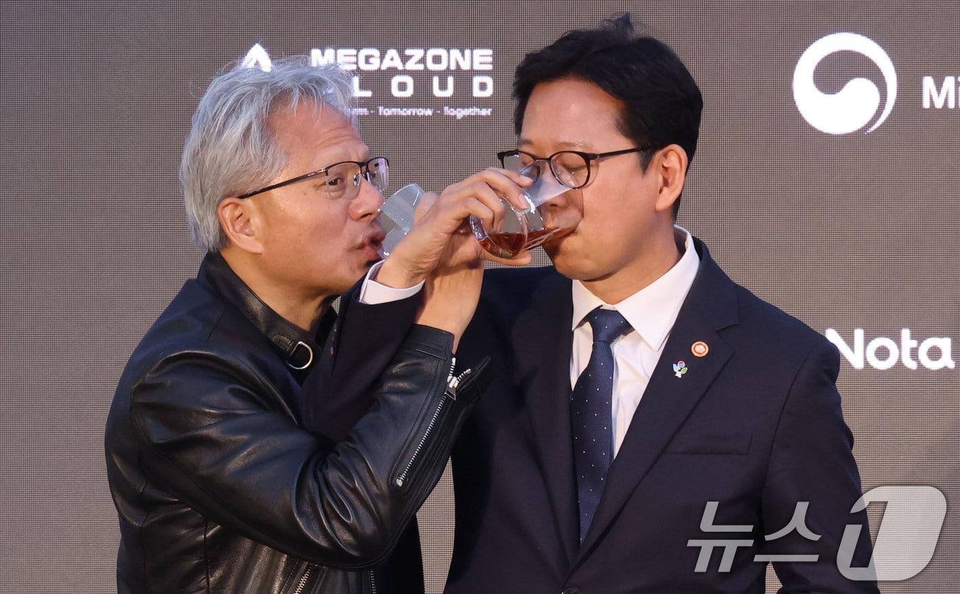 본문 이미지 - 젠슨 황 엔비디아 최고경영자(CEO)가 8일 서울 중구 신라호텔에서 열린 '엔비디아 코리아 AI 에코시스템 리셉션'에 참석해 배경훈 과기부총리와 '러브샷'을 하고 있다. (공동취재) 2026.6.8 ⓒ 뉴스1 김민지 기자