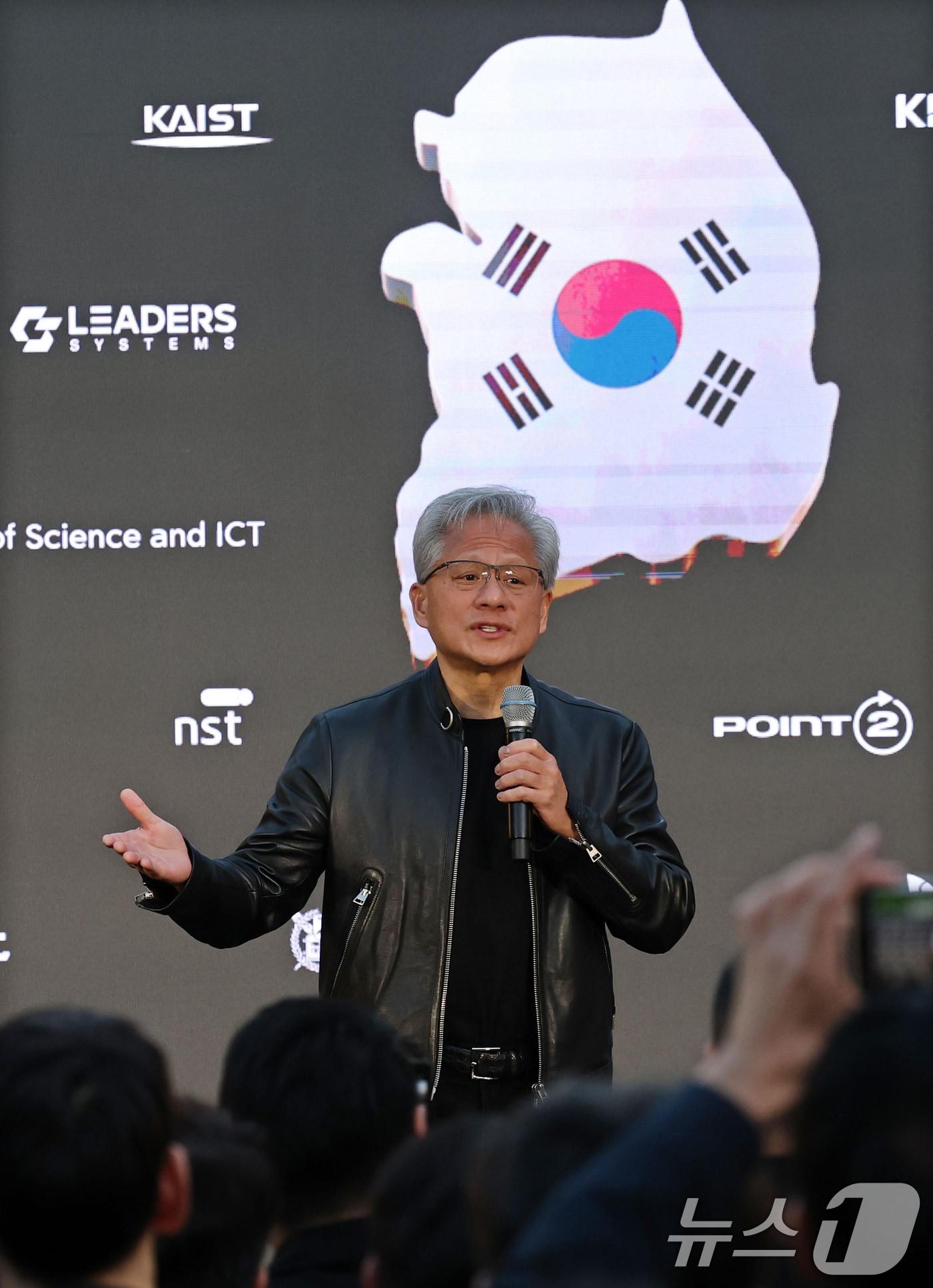본문 이미지 - 젠슨 황 엔비디아 최고경영자(CEO)가 8일 서울 중구 신라호텔에서 열린 '엔비디아 코리아 AI 에코시스템 리셉션'에서 연설하고 있다. (공동취재) 2026.6.8 ⓒ 뉴스1 김민지 기자